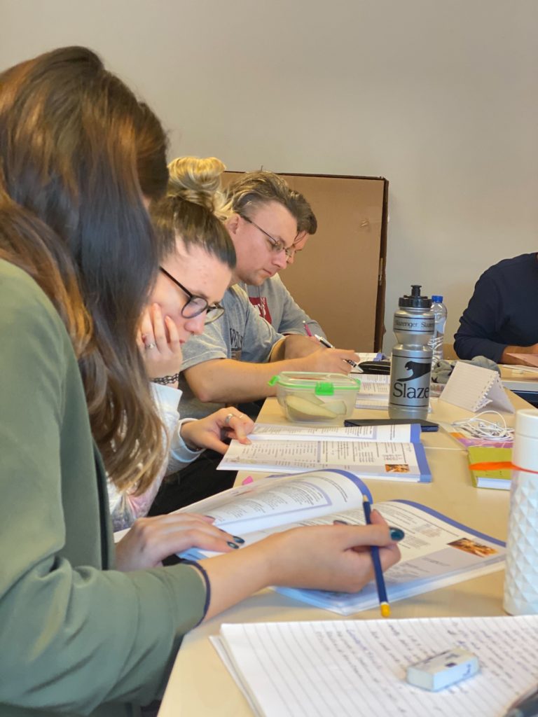 Navigeren door het Inburgeringsproces in Nederland: Een gids voor de DUO-lening, Nederlandse taalcursussen en het vinden van de juiste school in 2023